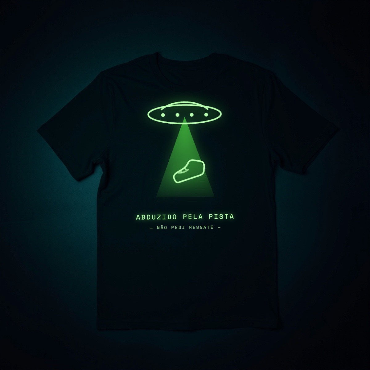 Camiseta preta com feixe de luz verde estampado