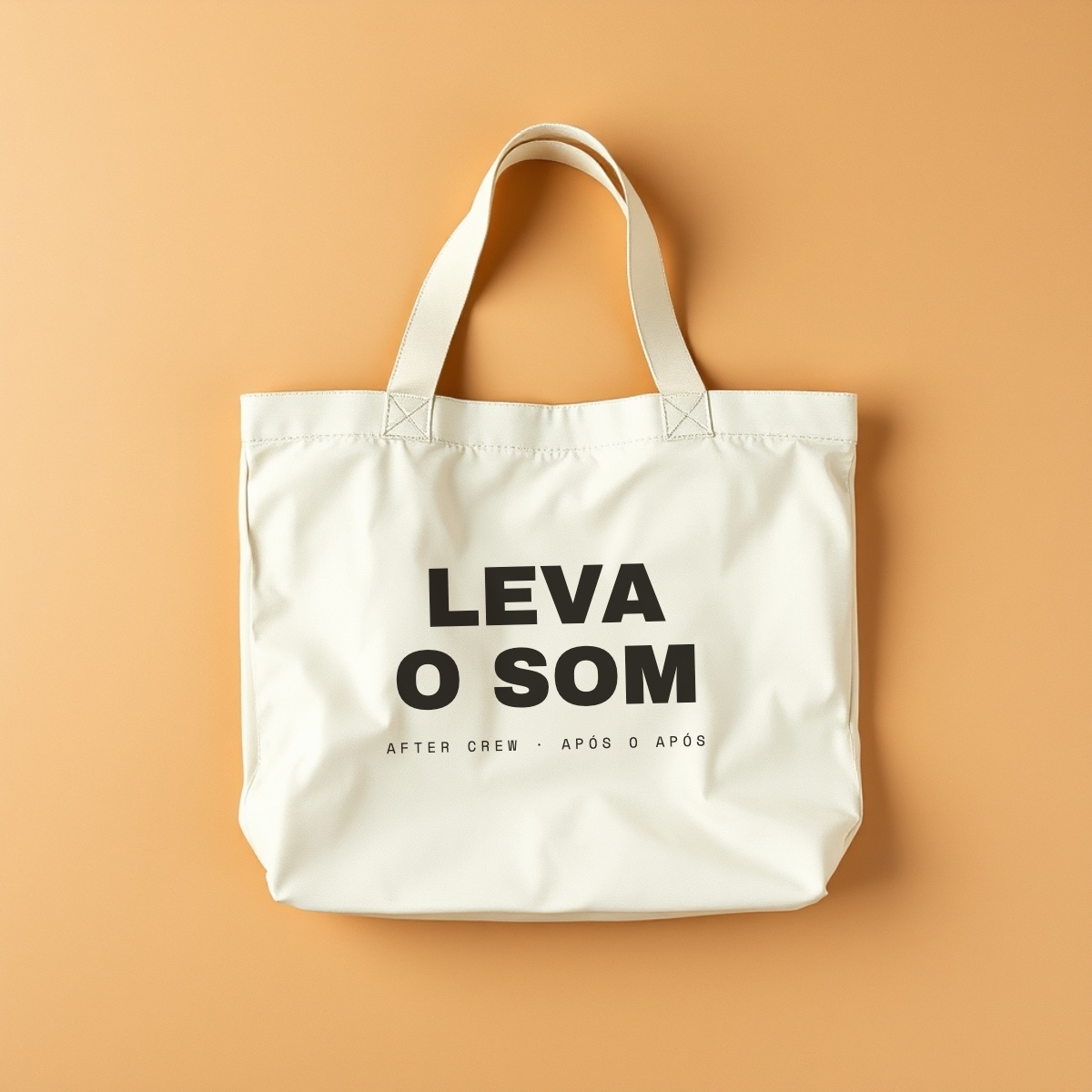 Ecobag de lona crua com a frase LEVA O SOM estampada em preto
