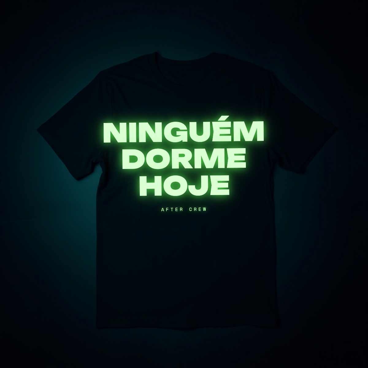 Camiseta preta com a frase Ninguém Dorme Hoje estampada